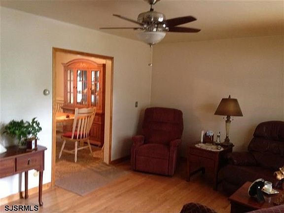 4th image of 458 Redwood Ave