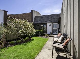 43 Elmwood Ct, Indian Head Park, IL 60525