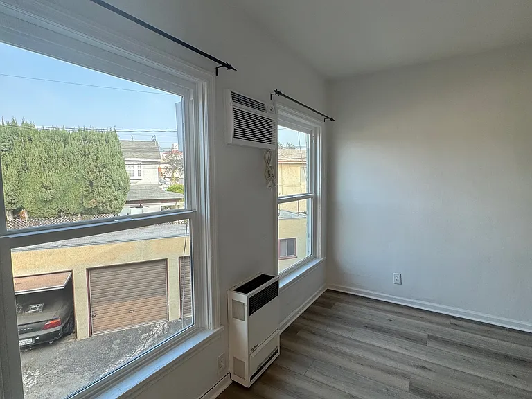 1121 E Chevy Chase Dr #11 — Photo 7