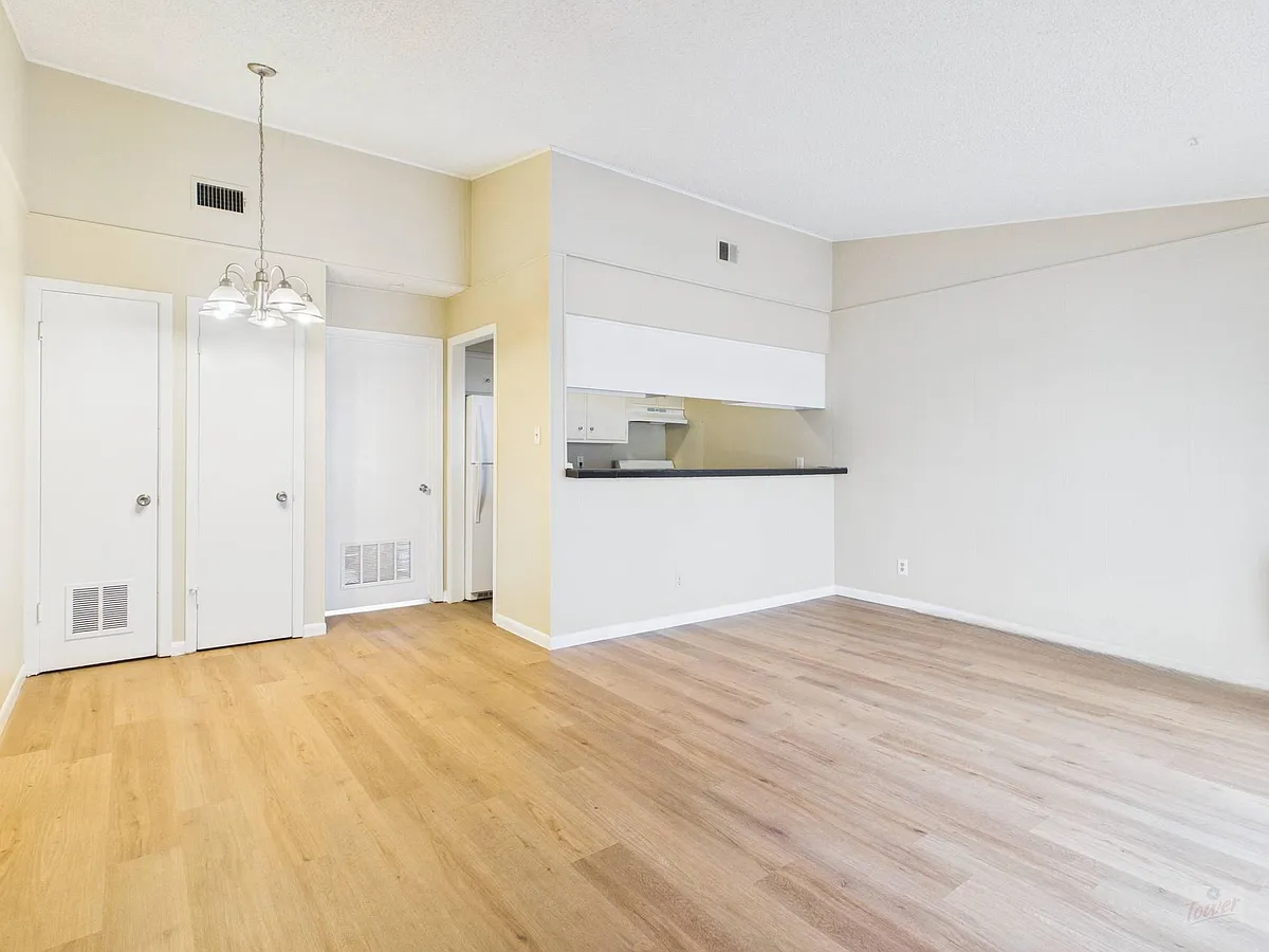 Building Photo - 616 W 51st St #101