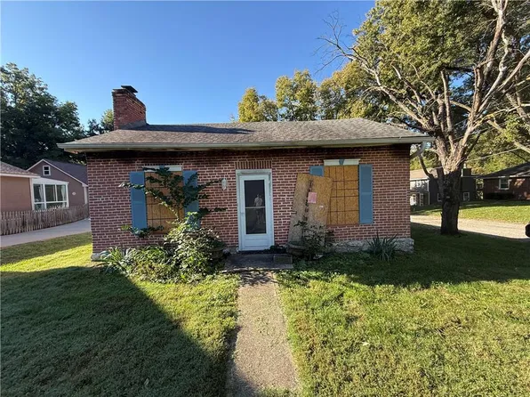 203 Walnut St, Weston, MO 64098