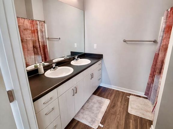 4th image of 915 9th St APT 404