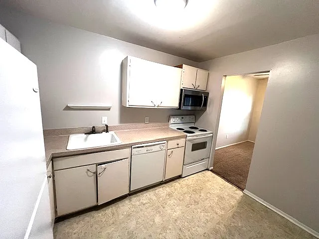 31993 W Twelve Mile Rd #311 — Photo 12