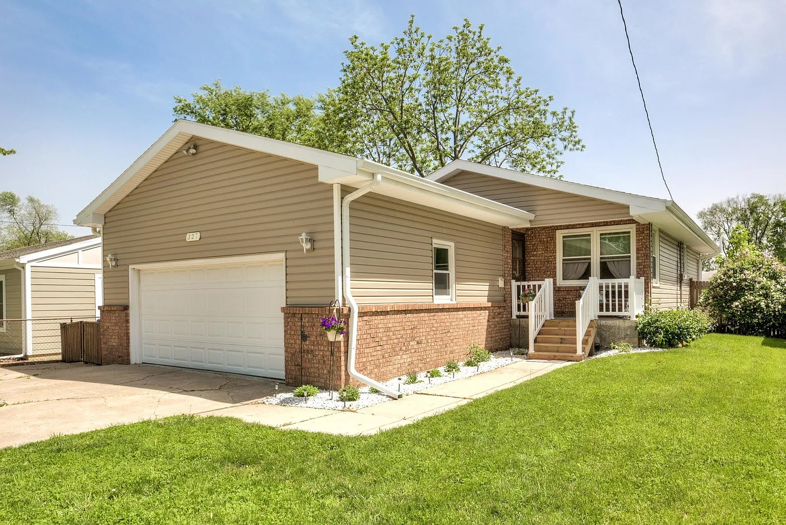 327 E Lincoln St photo 1