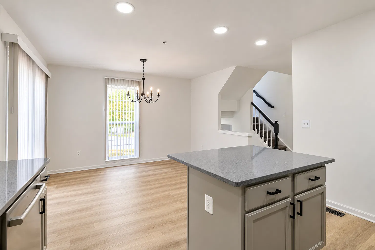3 bed, 3.5 bath, 1850 sqft, $3,000 — Photo 4