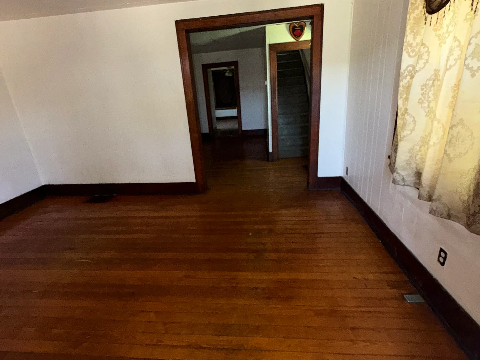 3 bed, 704 sqft, $500 — Photo 2