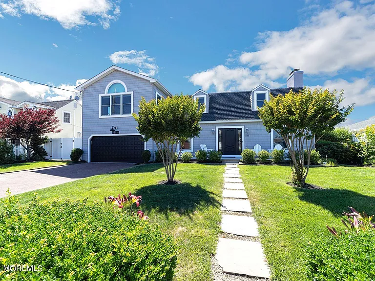 340 Bay Ln — Photo 4