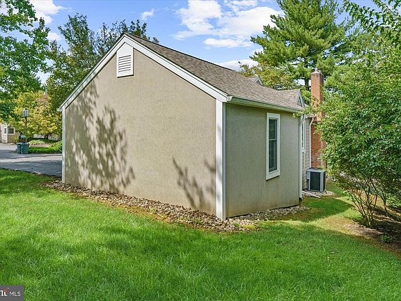 4th image of 1930 Meadow Ln