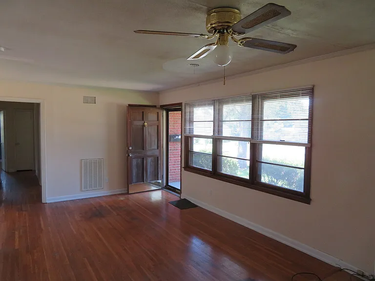 1900 Stevens Dr NE — Photo 4