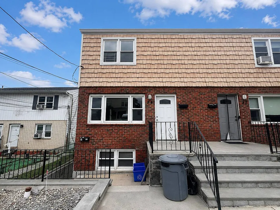54 Farquhar Ave #1