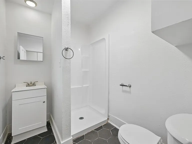 908 E Houston St — Photo 16