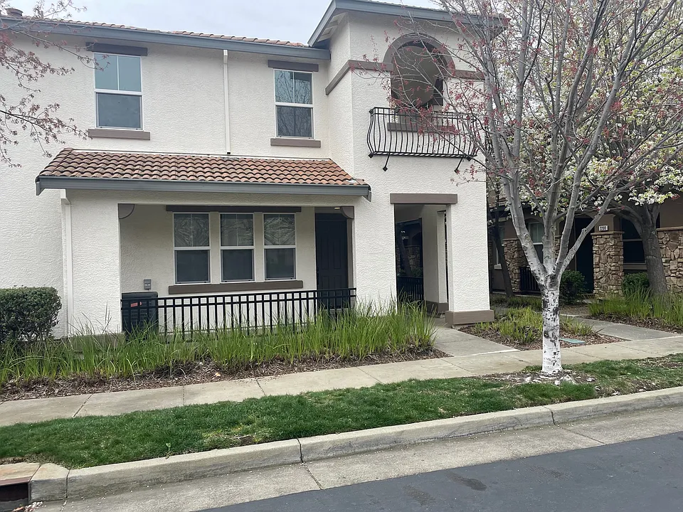 2100 Las Palomas Loop