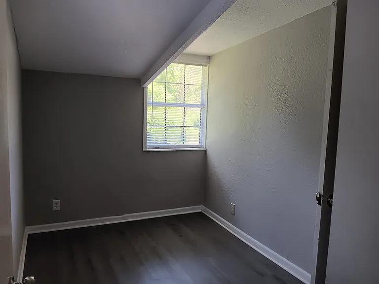3 bed, 1.5 bath, $895 — Photo 11