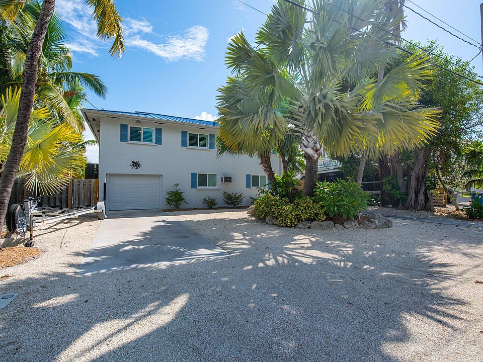 1st image of 877 Bay Dr