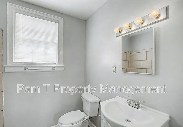 633 W 35th St — Photo 16