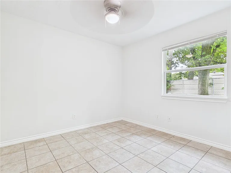 1900 Finfeather Rd #C — Photo 11