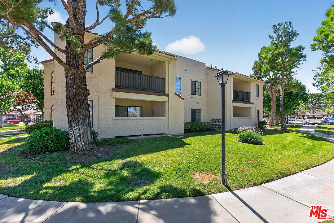 2 bed, 2.0 bath, 853 sqft, $1,990 — Photo 2