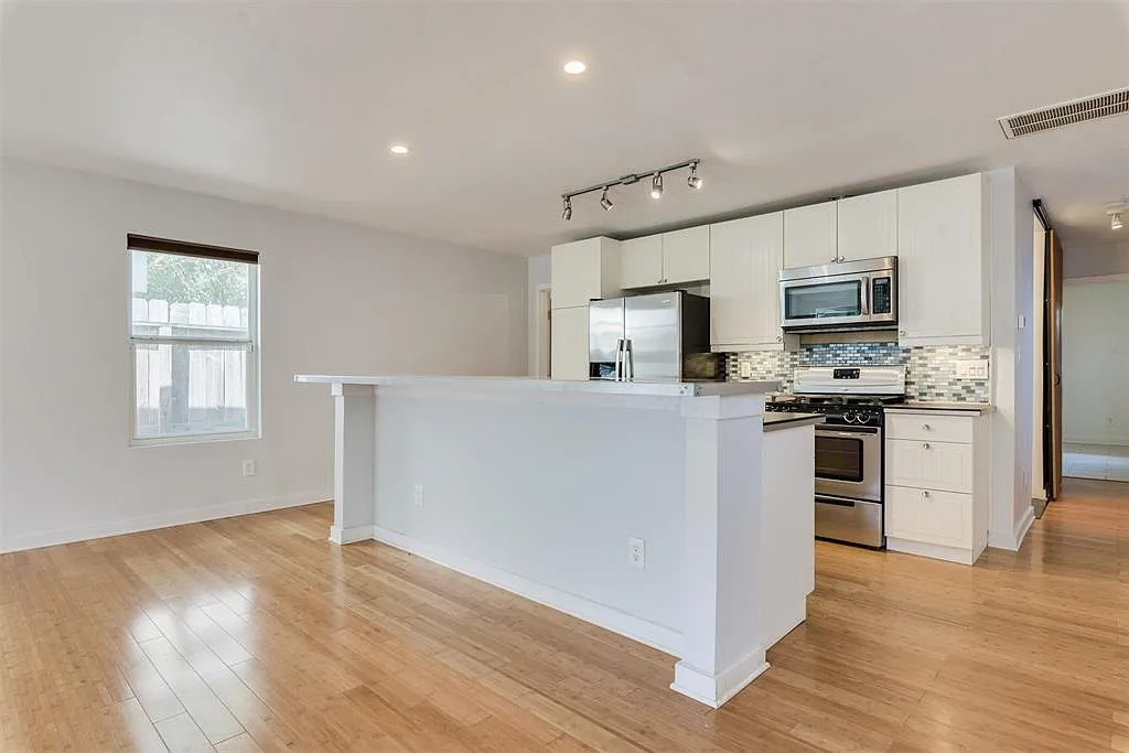 2 bed, 1045 sqft, $1,600 — Photo 2