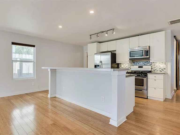 3519 Rogers St — Photo 2