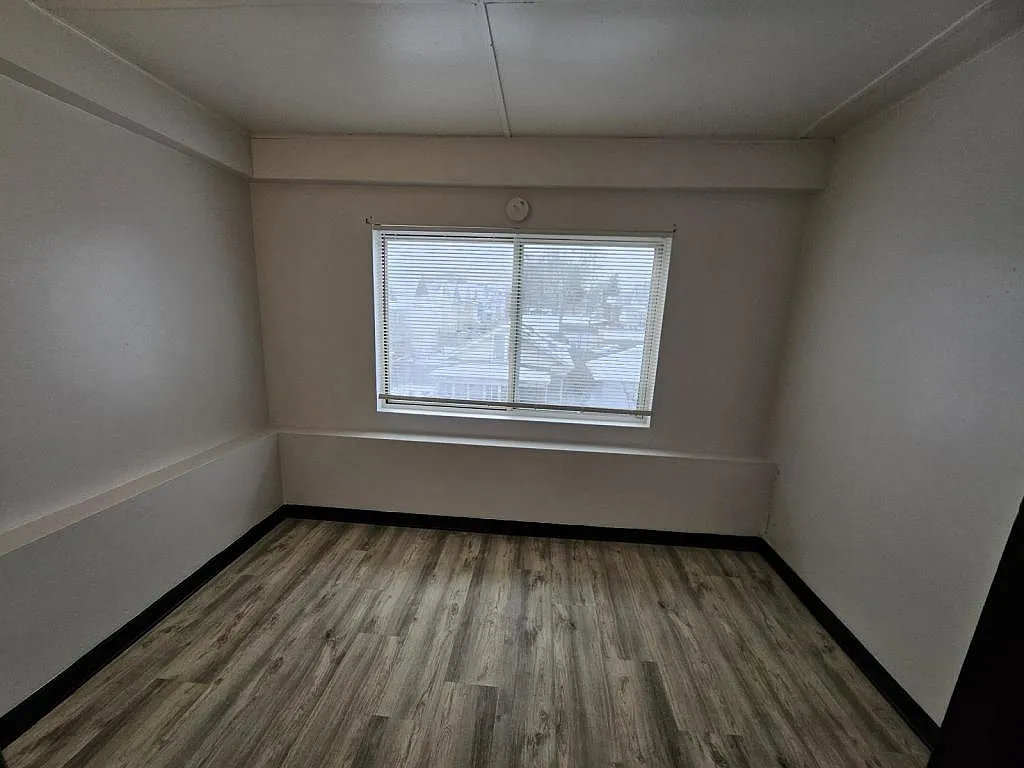 947 Maple Ave — Photo 3
