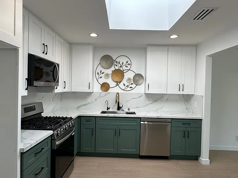 1611 E Glenoaks Blvd #1/5 — Photo 3
