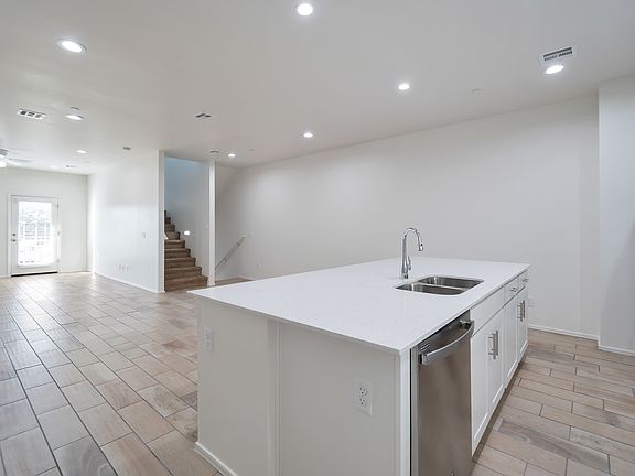 3rd image of 3424 N Longview Ave #4