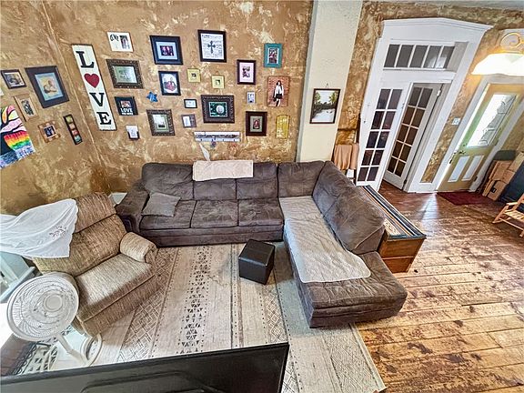 4th image of 233 Sater St