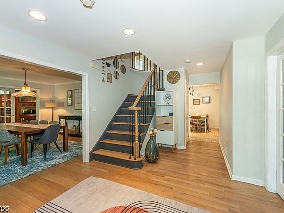 3rd image of 10 Lookout Rd