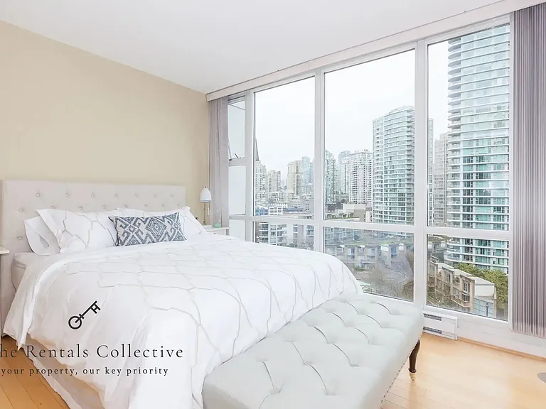 1077 Marinaside Cres #1207 — Photo 12