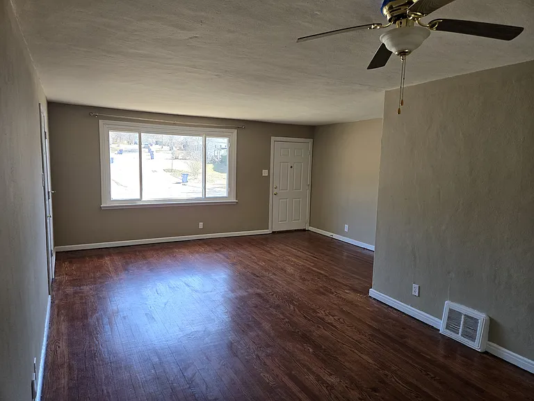 915 Westglen Dr — Photo 11