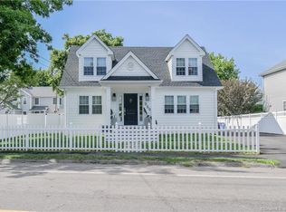 956 Oldfield Rd, Fairfield, CT 06824