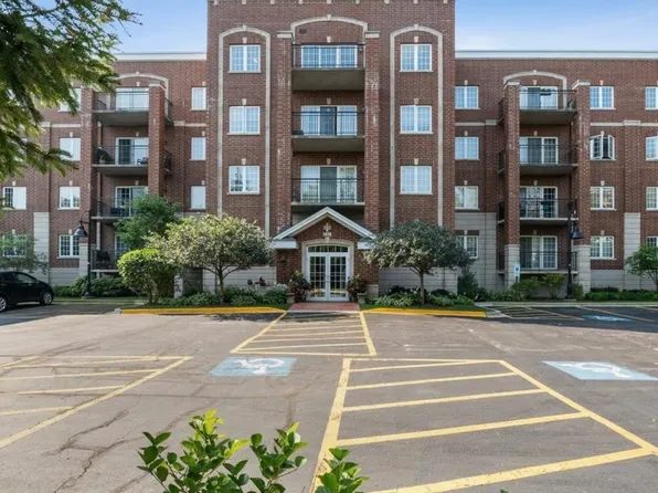 1479 N Milwaukee Ave APT 308, Libertyville, IL 60048