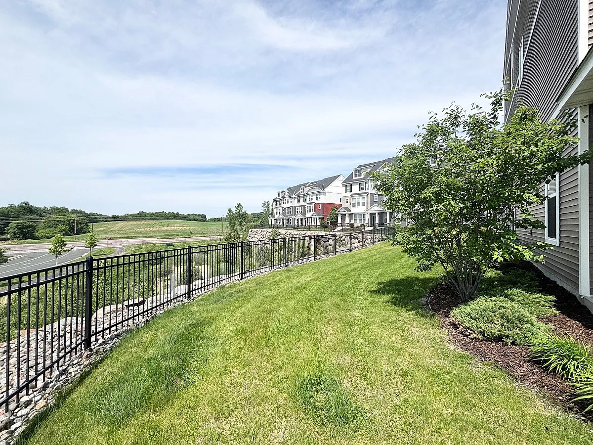 3 bed, 2100 sqft, $2,895 — Photo 4