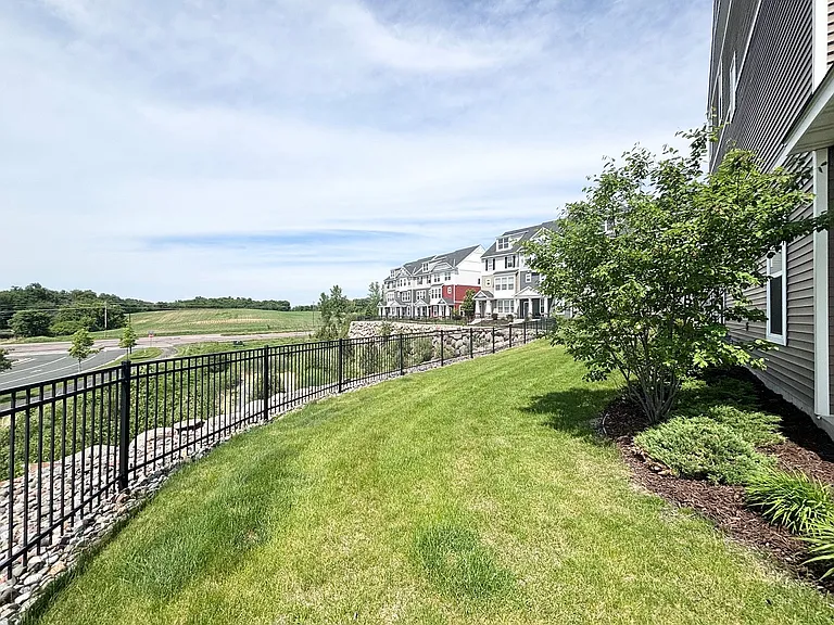 5136 Hampton St NE — Photo 4