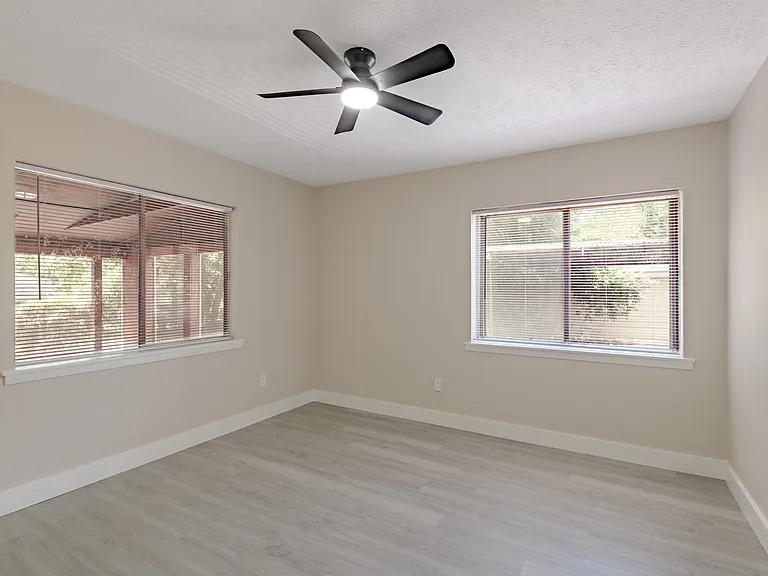 1107 W Dogwood St — Photo 14