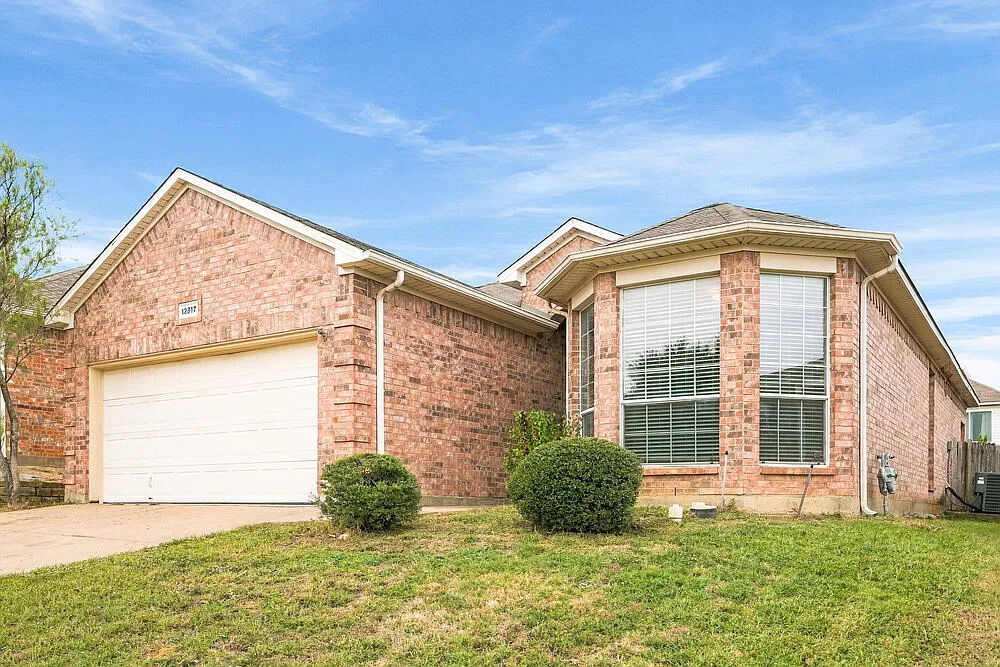3 bed, 2.0 bath, 1524 sqft, $2,005 — Photo 2
