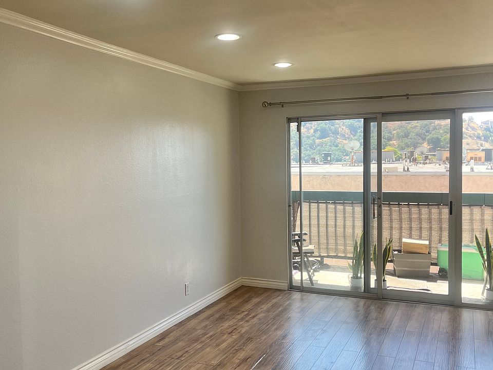 living room w/ balcony