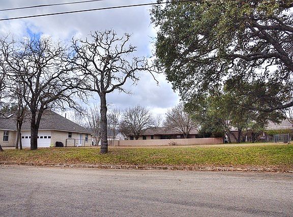 2nd image of 121 Tanglewood Dr