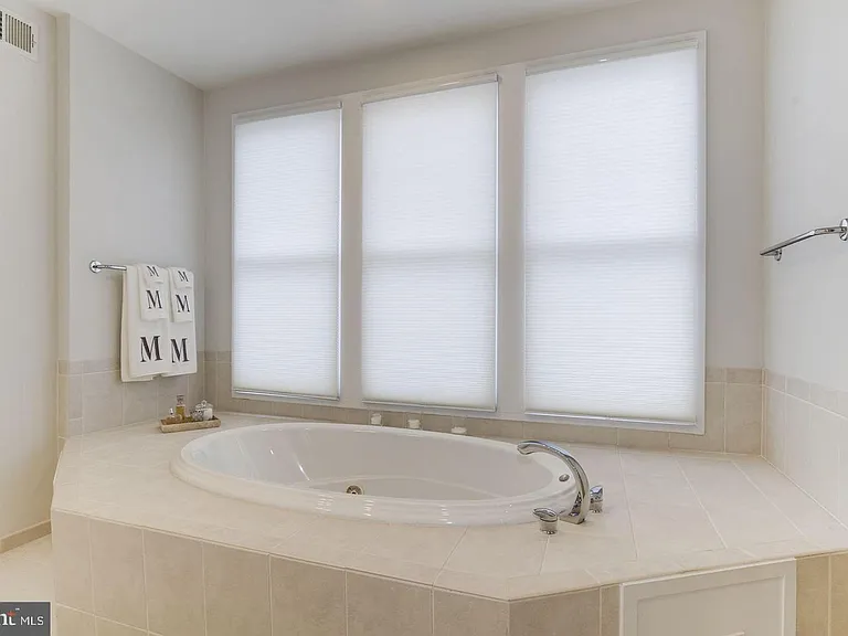 2058 N Oakland St — Photo 18
