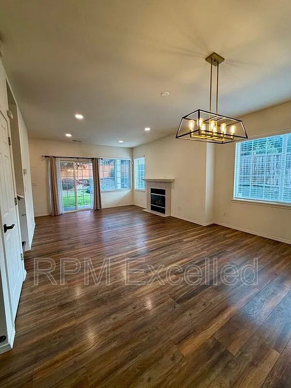 3 bed, 2.5 bath, 1451 sqft, $2,600 — Photo 4
