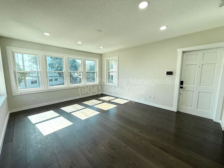1733 Memorial Park Ter — Photo 1