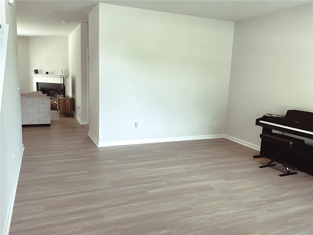 5 bed, 3.0 bath, 2677 sqft, $3,600 — Photo 2
