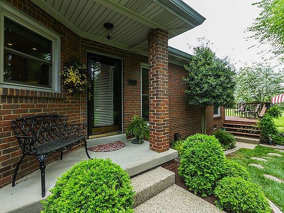 4th image of 613 Golf Town Cir