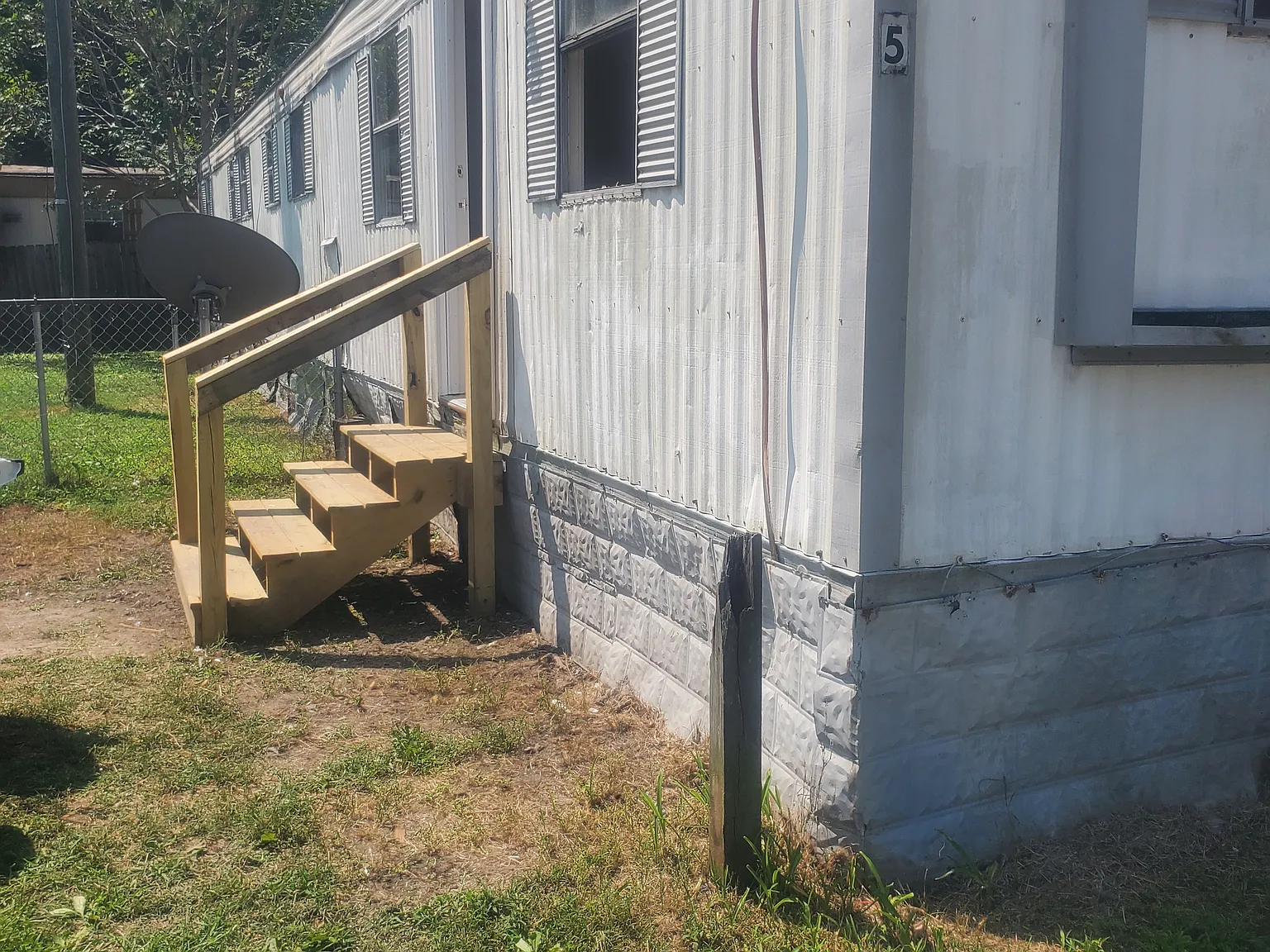 3 bed, 1.5 bath, $700 — Photo 1