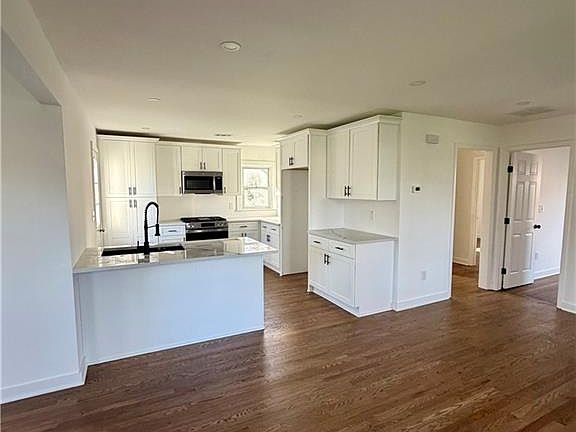 4th image of 3907 Market St