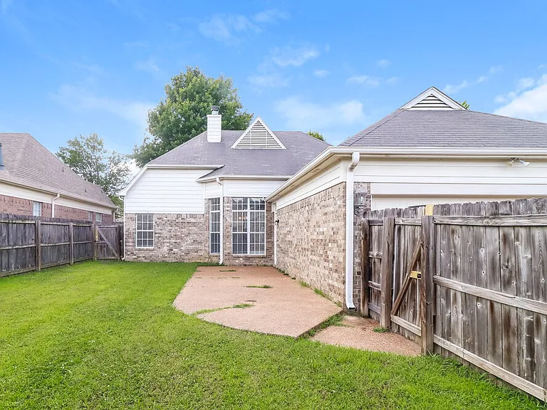 1112 Averett Ln — Photo 16