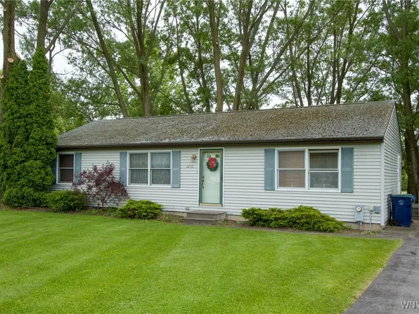 3230 Southway Dr, Sanborn, NY 14132
