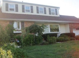 28 Morton St, Farmingdale, NY 11735