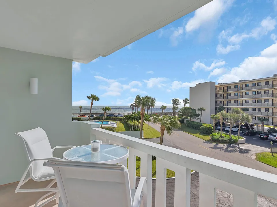 4049 Ocean Dr #201