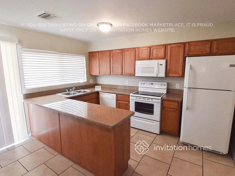 7619 W Devonshire Ave — Photo 3